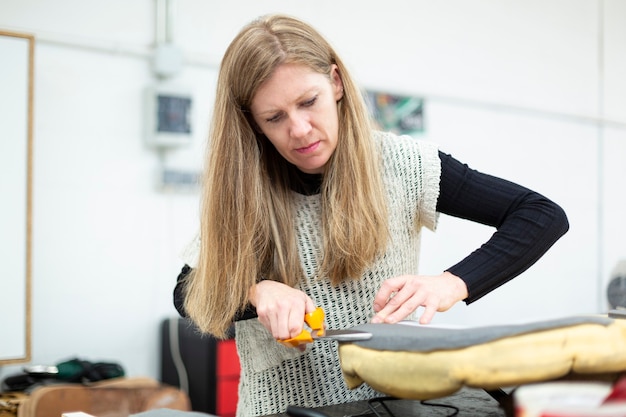 Femme préparant un siège pour la tapisserie d'ameublement