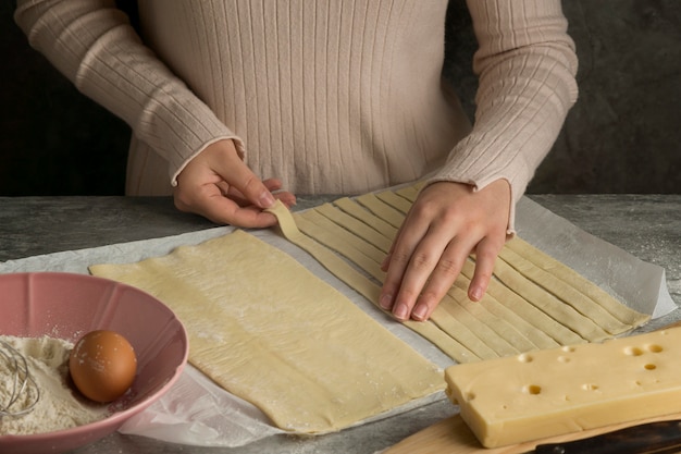 Femme préparant des tequenos traditionnels