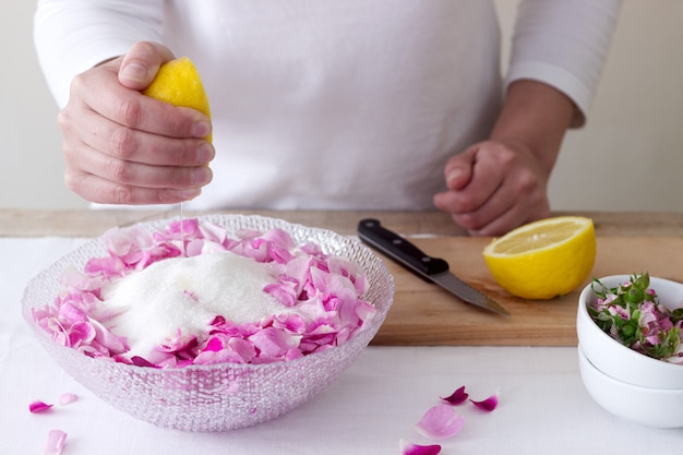 Une femme prépare de la confiture de roses