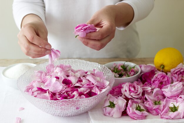 Une femme prépare de la confiture de roses