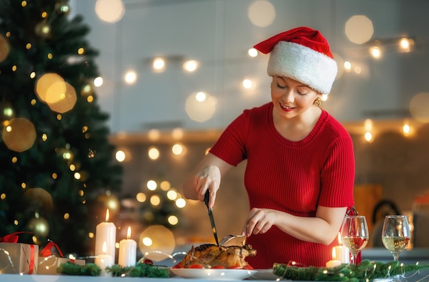 La femme prépare le dîner de Noël