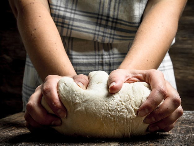 Une femme prépare une pâte