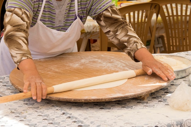 Une femme prépare des pâtisseries turques traditionnelles gozleme