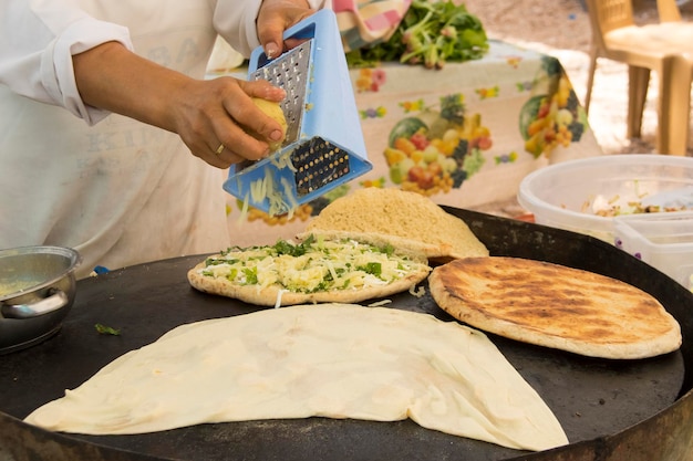 Une femme prépare des pâtisseries turques traditionnelles gozleme