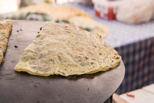 Une femme prépare des pâtisseries turques traditionnelles gozleme