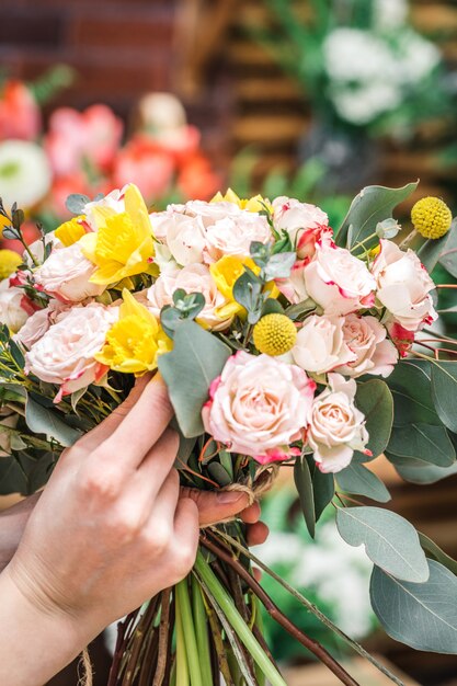 Femme, préparer, fleur, arrangement