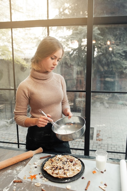 Femme, préparer, pâte, pour, tarte