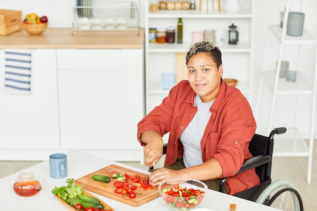 Femme, préparer, salade