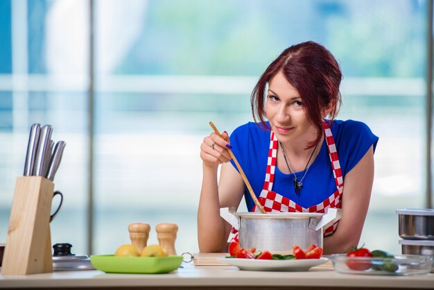 Femme, préparer, soupe, dans cuisine