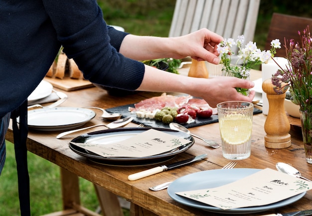 Femme, préparer, table, dîner, concept