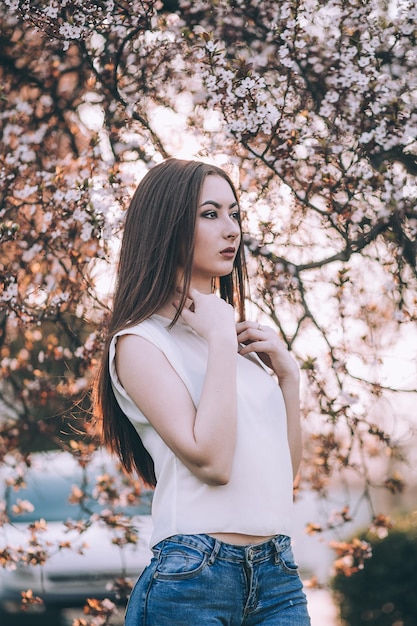 Femme près de l'arbre fleuri