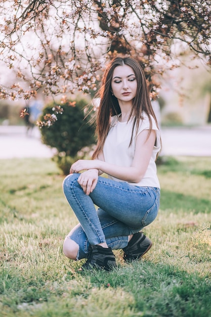 Femme près de l'arbre fleuri