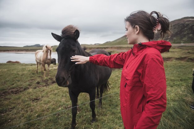 Femme près de chevaux islandais