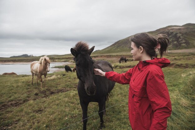 Femme près de chevaux islandais