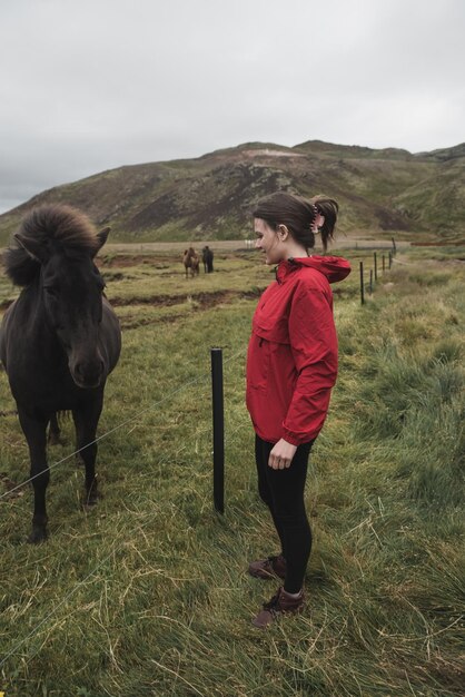 Photo femme près de chevaux islandais