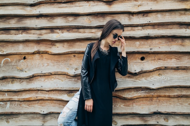 Femme près du mur en bois