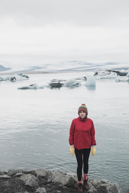 Femme près de glacier en Islande