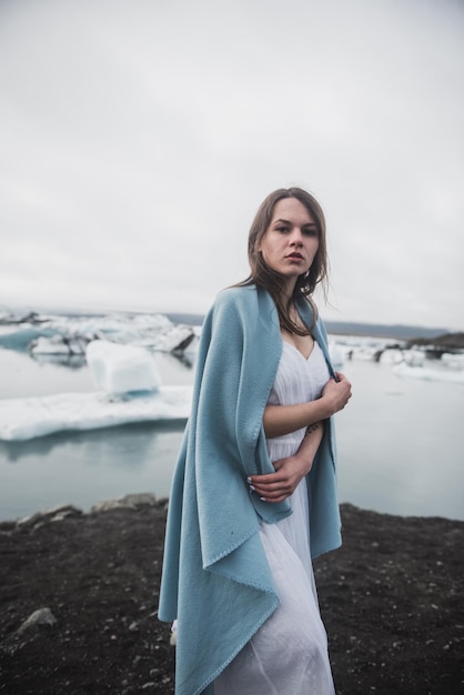 Femme près de glacier en Islande