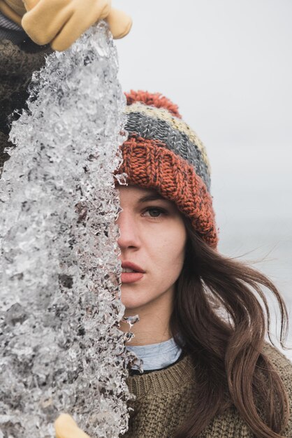 Femme près de glacier en Islande