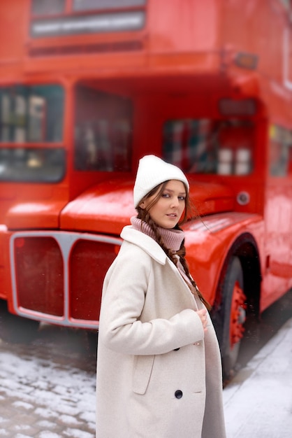 Femme près de Londres vieux bus rouge à impériale en hiver marchant dans la ville en vacances