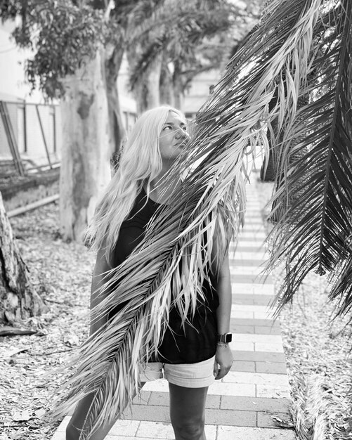 Photo une femme près des plantes.