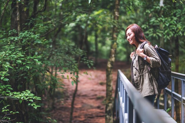 Photo une femme près des plantes.