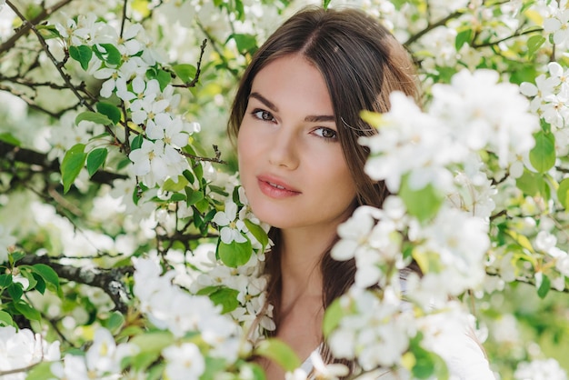 Femme près de pommier en fleurs