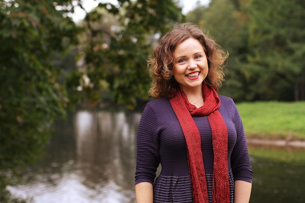 Femme près de la rivière en saison d'automne