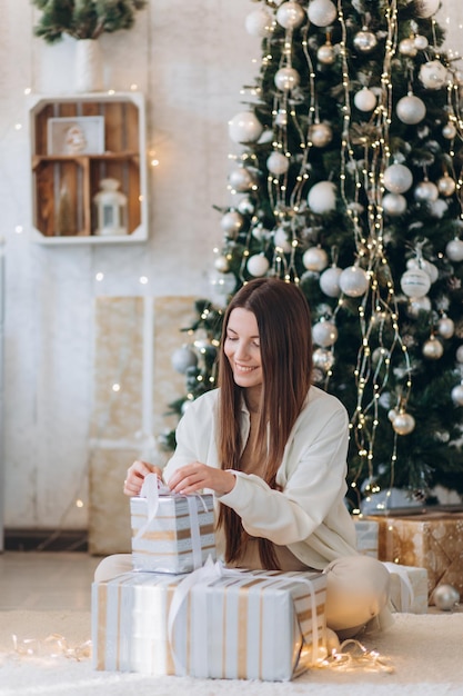 Femme près de sapin de Noël