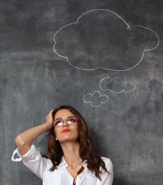 Photo femme près de tableau avec nuage de pensée