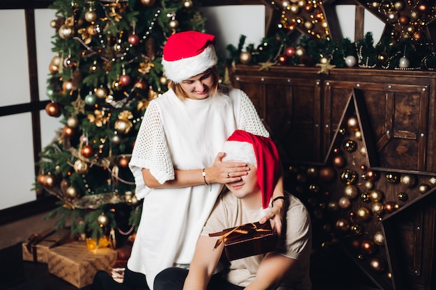 Femme présentant un cadeau à son mari.