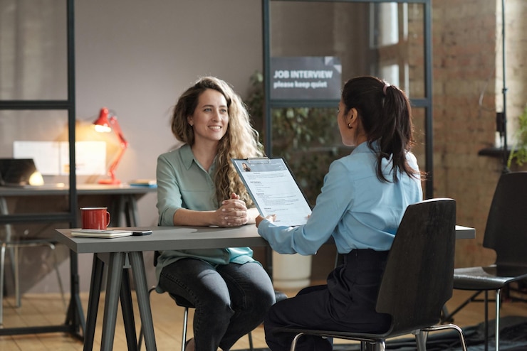 Photo femme présentant son cv lors d'un entretien