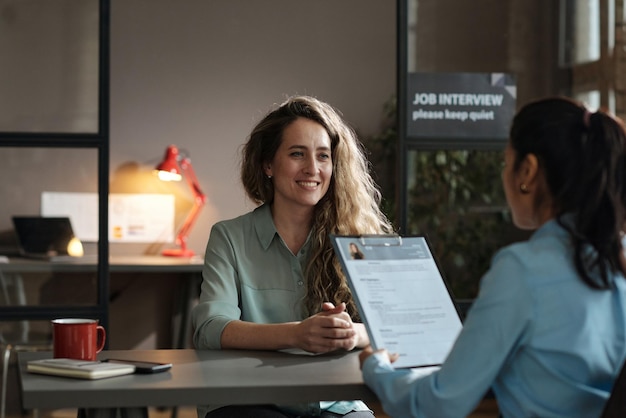 Photo femme présentant son cv avec succès