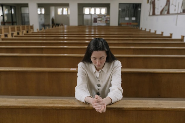 Femme priant Dieu à l'église