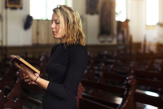 Femme priant à l&#39;église