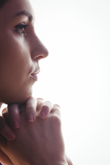 Femme priant avec les mains ensemble