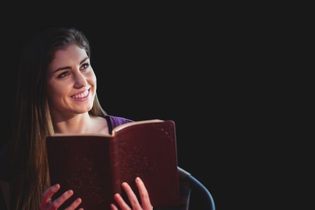 Femme priant avec sa bible