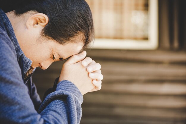 Femme prie pour la bénédiction de Dieu pour souhaiter une meilleure vie