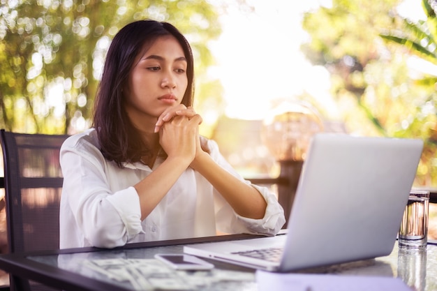 La femme a prié pour la lueur du matin