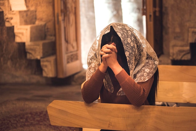 Photo femme de prière à l'église