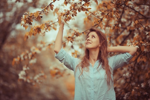 femme, printemps, pomme, fleurs