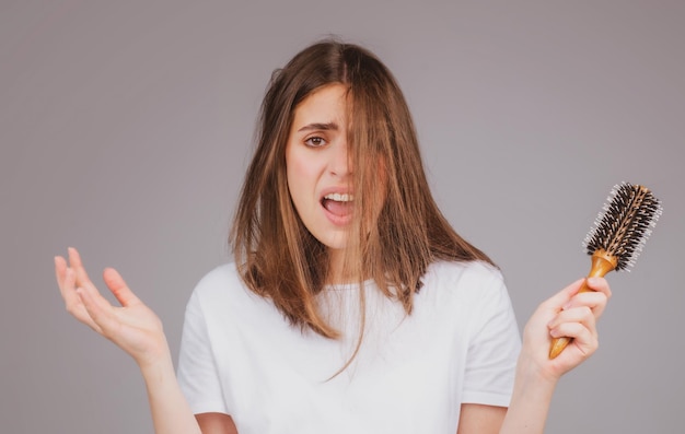 Photo femme avec un problème de cheveux, une femme a l'air choquée par sa perte de tête chauve et le concept de traitement des cheveux