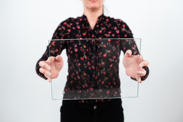 Femme professionnelle portant un t-shirt à fleurs tenant un verre transparent et affichant d'importants