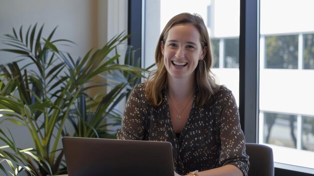 Une femme professionnelle sourit chaleureusement au bureau entourée d'une lumière naturelle brillante