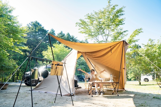 Une femme profitant d'un camp en solo par beau temps