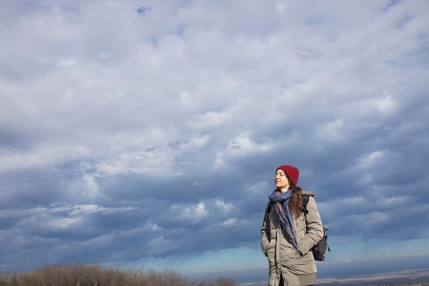 Femme profitant du soleil et de l'air par une belle journée