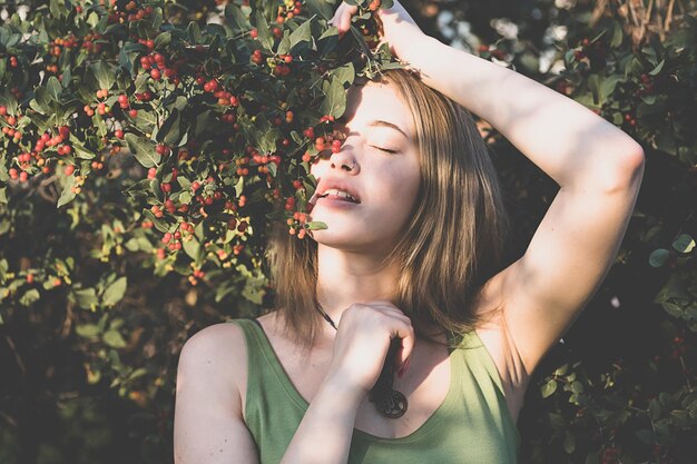 Femme profitant de la forêt portrait féminin dans la lueur du coucher du soleil à l'image tonnée du bois