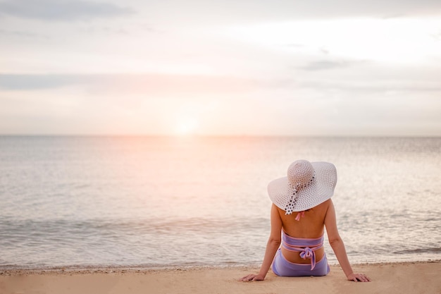 Femme profitant d'une journée ensoleillée sur une plage tropicale