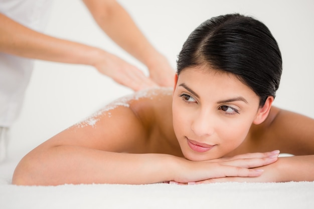 Femme profitant d&#39;un massage au sel