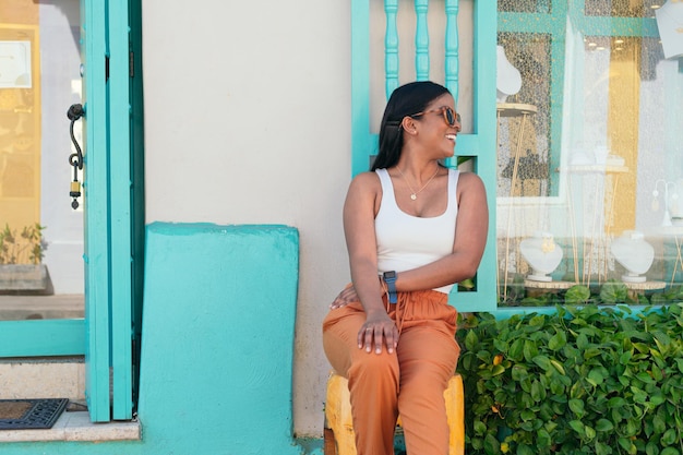 Femme profitant des rues colorées de la ville coloniale fortifiée de Cartagena de Indias